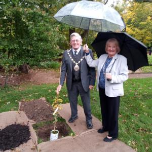 Mayor plants tree for the Queen’s Jubilee
